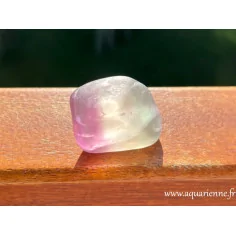 galet de pierre roulée de fluorite arc-en-ciel de 36g. Stimule l'intellect, renforce l'intuition et la confiance en soi