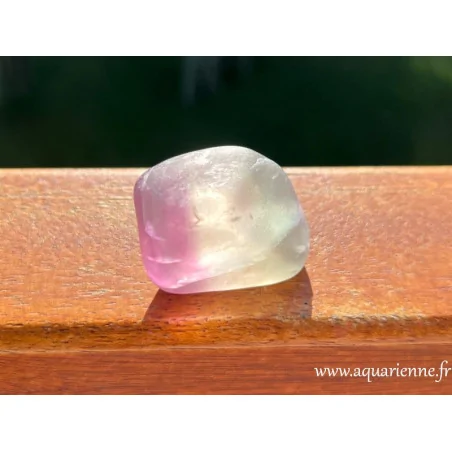 galet de pierre roulée de fluorite arc-en-ciel de 36g. Stimule l'intellect, renforce l'intuition et la confiance en soi