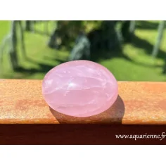 Galet en Quartz rose naturel poli à la main – Vue de face