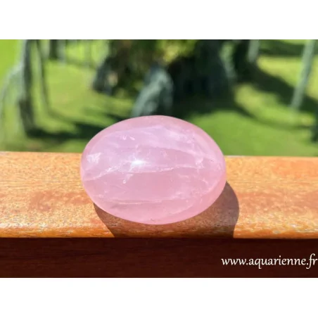 Galet en Quartz rose naturel poli à la main – Vue de face