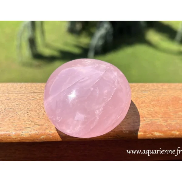 Vue rapprochée du galet de Quartz rose – Texture et douceur