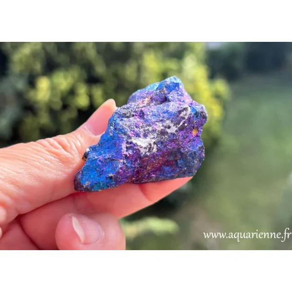 Chalcopyrite irisée 65g : éclat d'arc-en-ciel mexicain ! Pierre dynamisante pour l’esprit et très décorative.