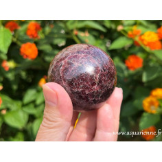 Sphère en Grenatite de Madagascar polie à la main, ø 55 mm, rouge intense. Pièce unique.