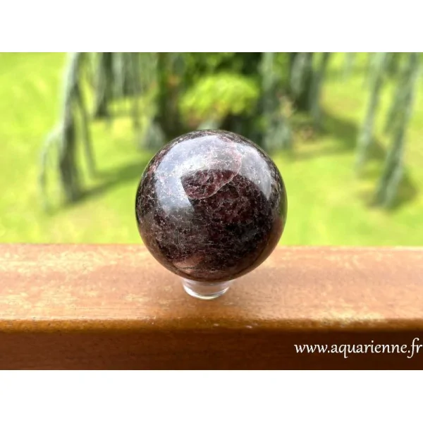 Grenatite naturelle de Madagascar, polie. Sphère de 354 g, énergie et ancrage. Pièce unique.
