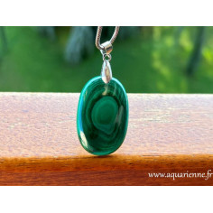 Pendentif ovale en Malachite - 47 mm. La malachite est une pierre de protection et de transformation. Pièce unique.