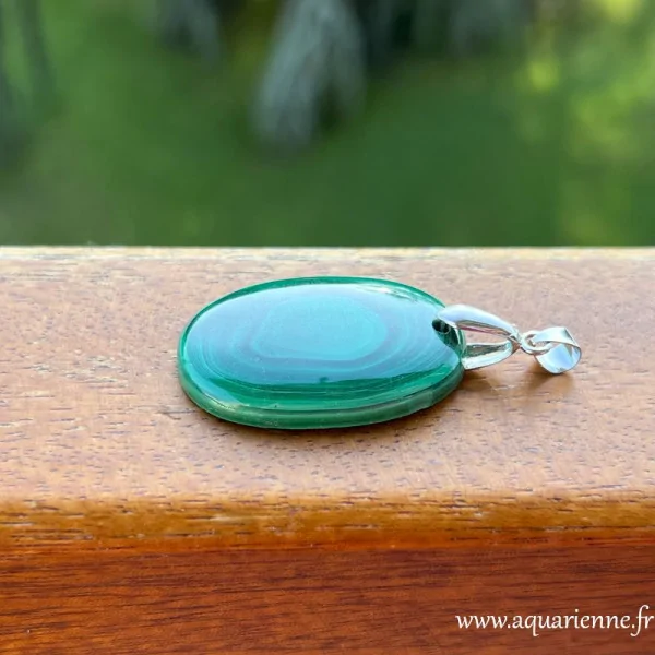 Pièce unique, ce pendentif en Malachite, est à prix réduit pour un mini défaut de polissage sur un côté.