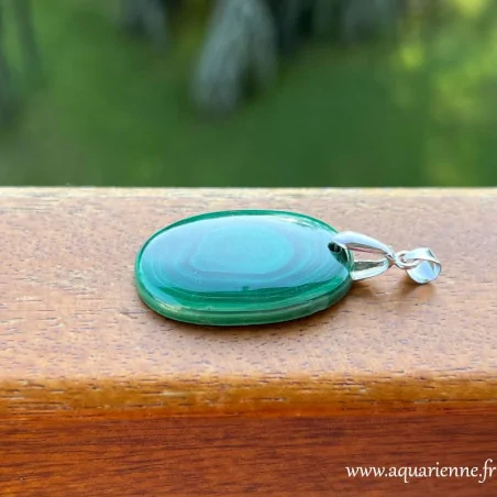 Pièce unique, ce pendentif en Malachite, est à prix réduit pour un mini défaut de polissage sur un côté.