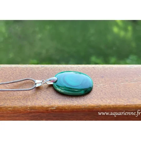 Malachite, pendentif ovale de 47 mm de haut avec sa bélière. Protection, transformation, vie plus intense. Pièce unique.