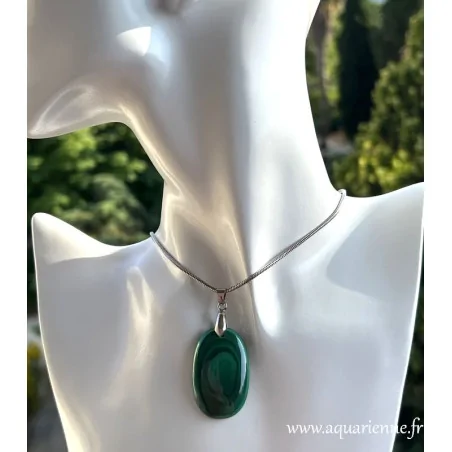 Vue de ce pendentif ovale en Malachite, porté sur mannequin. Découvrez les vertus de cette pierre verte. Pièce unique.