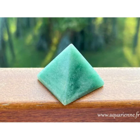 Pyramide énergétique en Aventurine verte du Brésil - 40 mm. Aventurine verte pierre d'optimisme, favorise la chance.