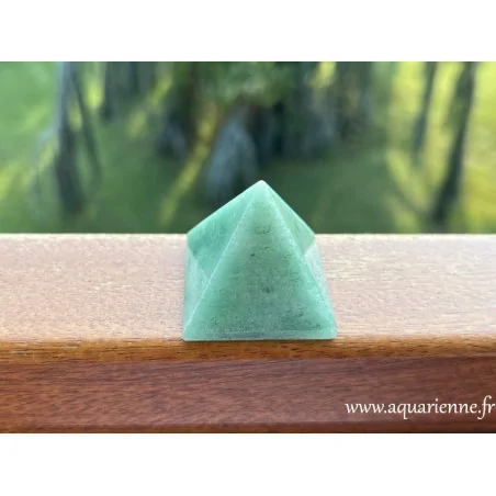 Pyramide en Aventurine verte 40 mm vue de face – Pierre de chance