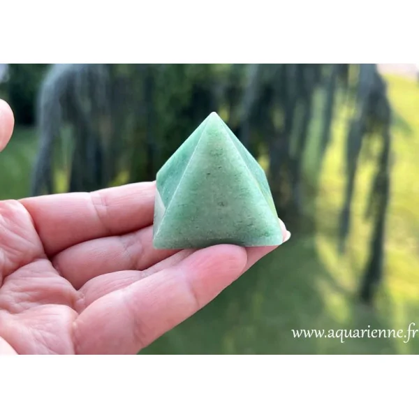 Connectez-vous à cette pyramide d'Aventurine verte pour cultiver l'optimisme et favoriser la chance.