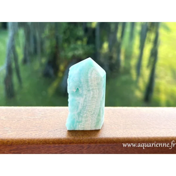 Pointe semi polie en Aragonite bleue – lumière naturelle. Pièce unique : 67 mm - 82 g.