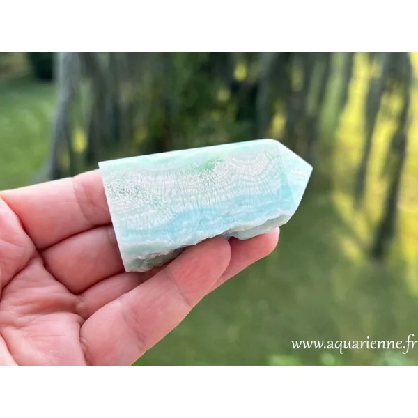 Immergez-vous dans une vague de douceur avec cette pointe semi polie d'Aragonite bleue. Pièce unique à offrir ou à s'offrir.