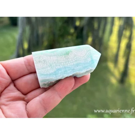 Immergez-vous dans une vague de douceur avec cette pointe semi polie d'Aragonite bleue. Pièce unique à offrir ou à s'offrir.