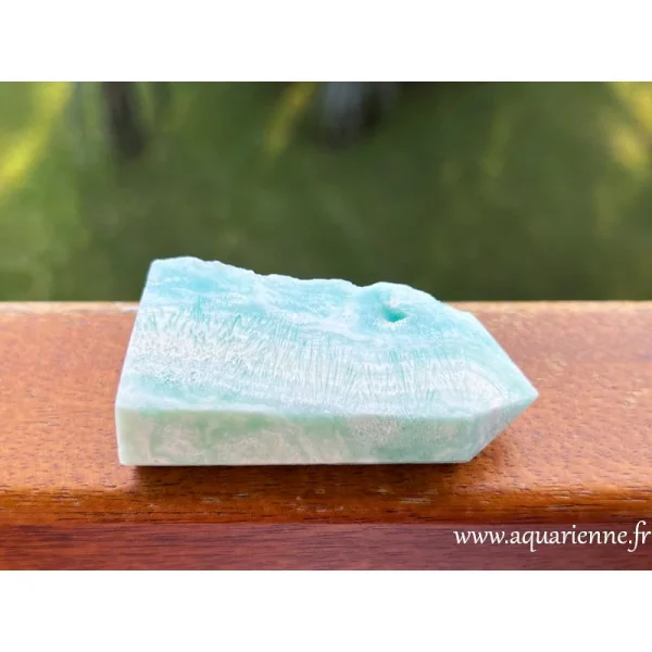 Gros plan sur les nuances vertes et turquoises de cette pointe en Aragonite bleue ou Calcite Caraïbe. Pièce unique.