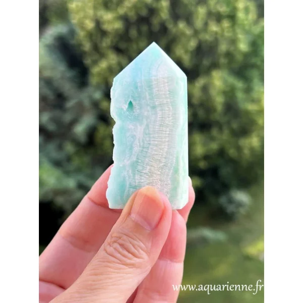 Aragonite bleue, surnommée Calcite Caraïbe. Pointe semi polie en Aragonite bleue. Pièce unique.