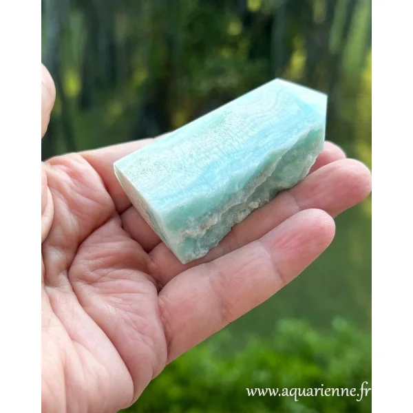 Pointe en Aragonite bleue tenue en main – hauteur 67 mm. Pierre naturelle, harmonise le chakra turquoise.