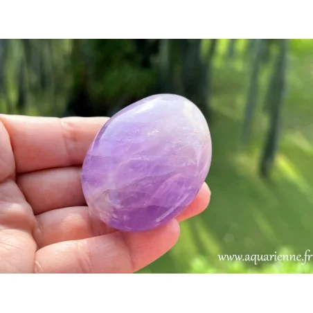 Galet Améthyste de Madagascar : 99g - 5,8 cm. Pour la méditation, l’équilibre énergétique et la protection spirituelle.