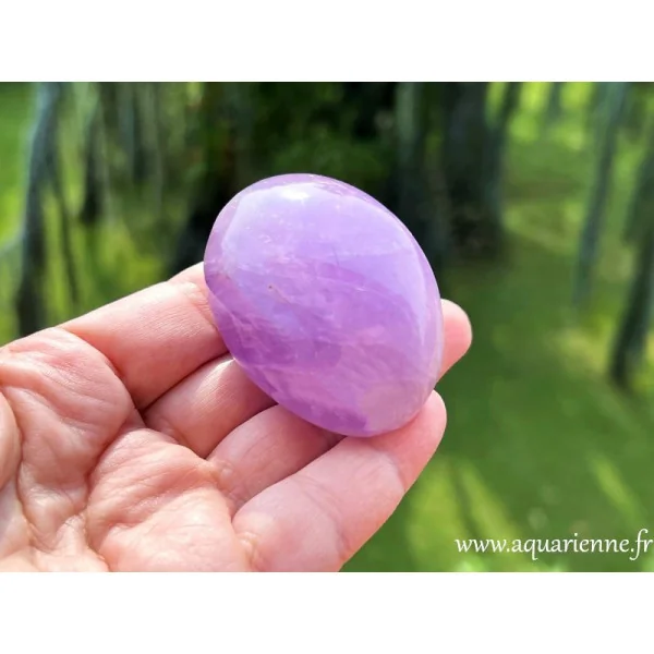 Améthyste de Madagascar, galet poli main de 99 g et 58mm. Détente, intuition, connexion spirituelle. Pièce unique.
