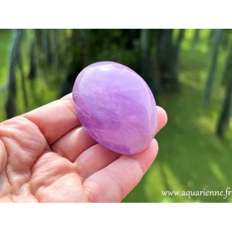 Améthyste de Madagascar, galet poli main de 99 g et 58mm. Détente, intuition, connexion spirituelle. Pièce unique.