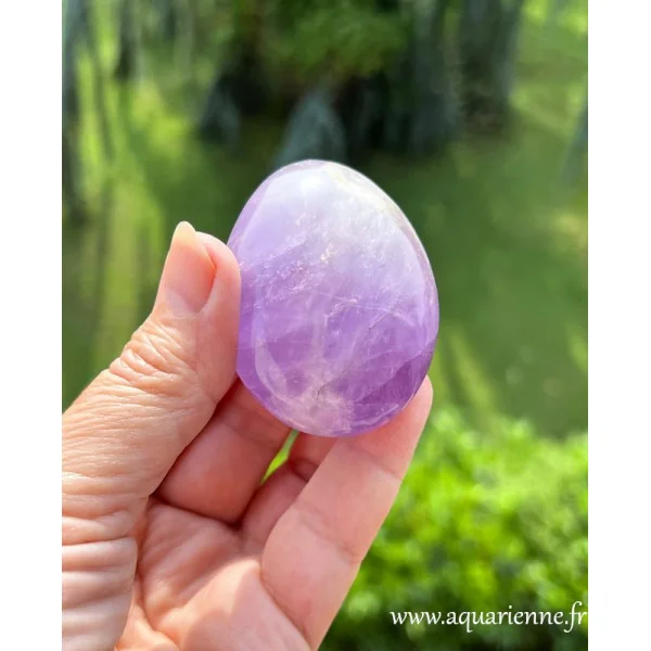 Améthyste de Madagascar, galet poli main de 99 g et 58mm. Détente, intuition, connexion spirituelle. Pièce unique.