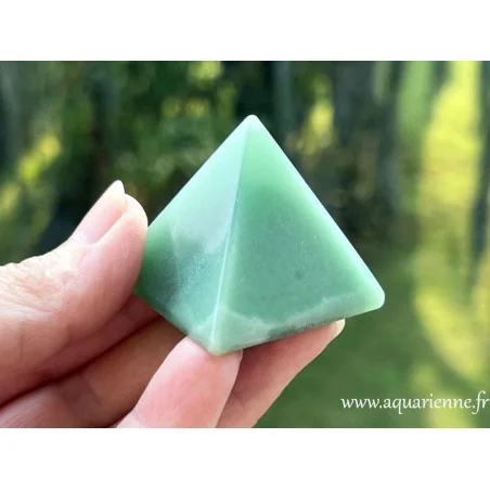 Aventurine verte du Brésil, pyramide de 40 mm de hauteur. Favorise optimisme, chance, énergies positives.