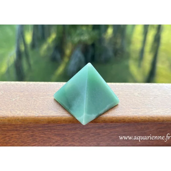 Pyramide en Aventurine verte, pierre réputée pour attirer la chance et faciliter l'ouverture au renouveau.