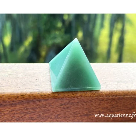 Pièce unique, vous pouvez poser cette pyramide d'Aventurine verte dans votre espace de vie ou professionnel.