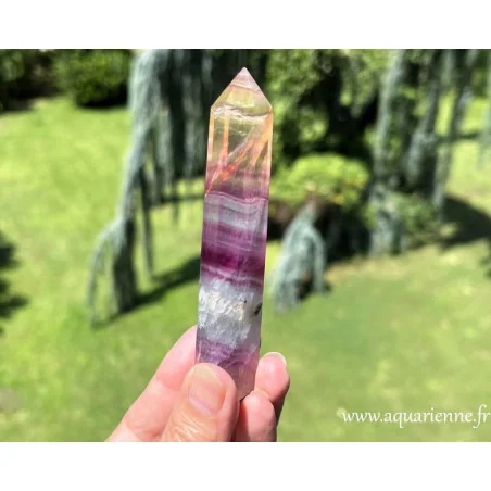 Pointe polie de Fluorite Arc-en-Ciel ou Fluorite Rainbow, aussi appelée pierre du génie pour ses propriétés énergétiques.