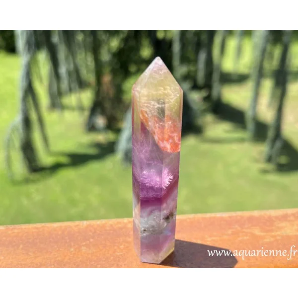 Fluorite arc-en-ciel, aussi appelée pierre du génie pour ses propriétés énergétiques. Pointe fluorite polie, 11cm de haut.