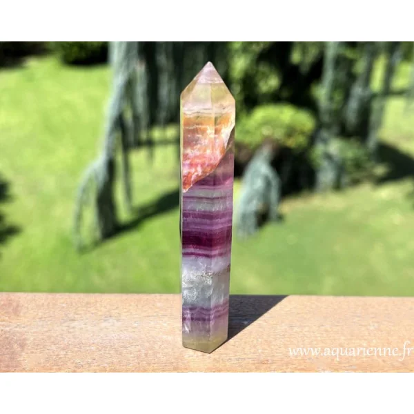 La fluorite arc-en-ciel est appréciée pour son attrait esthétique, mais également pour ses propriétés énergétiques.