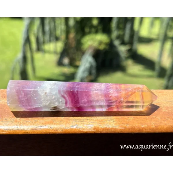 Lumineuse pointe polie de fluorite arc-en-ciel de 11 cm de haut. Décoration, séances énergétiques, lithothérapie, collection.