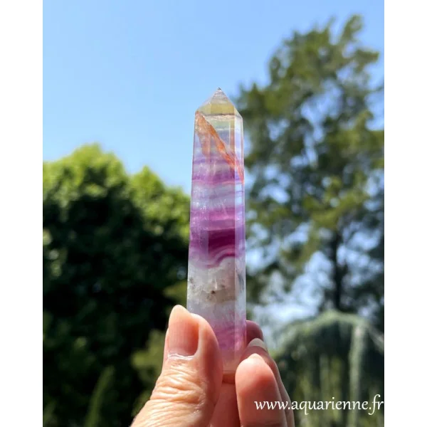 Une pointe de Fluorite Arc-en-ciel aux couleurs enchanteresses. Clarté mentale, concentration, bien-être émotionnel.