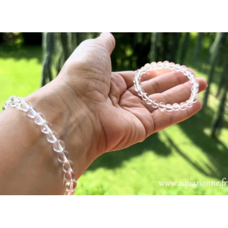 Bracelet en cristal de roche porté au poignet – élégance naturelle et harmonisation des énergies.