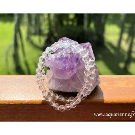 Pureté cristalline de ces bracelets en Cristal de roche sur fond minéral d'Améthyste.