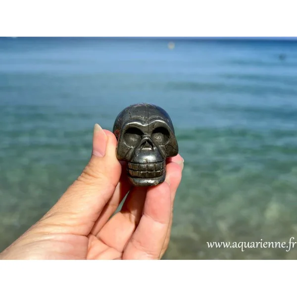 Mise en scène du crâne en Pyrite face à la mer.