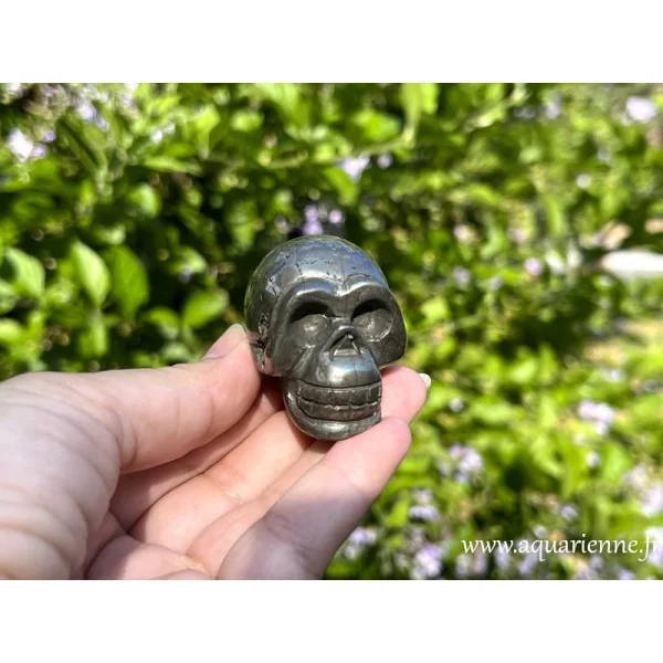 "Cyrus", crâne de cristal en pyrite dans une main pour visualiser sa taille. Pièce unique.
