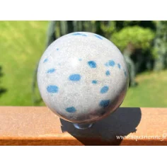 Sphère unique en Quartz à Lazulite – 80 mm, 788 g. Active le 3e œil, la communication et dissipe les blocages.