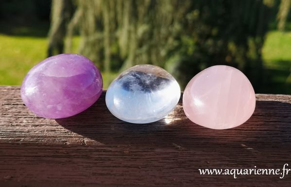Associer l'Améthyste à d'autres pierres.Lot de 3 galets Triangle d'Or : Améthyste, Quartz rose, Cristal de roche. 