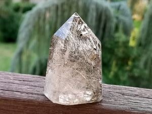 pointe quartz à inclusions de tourmaline noire